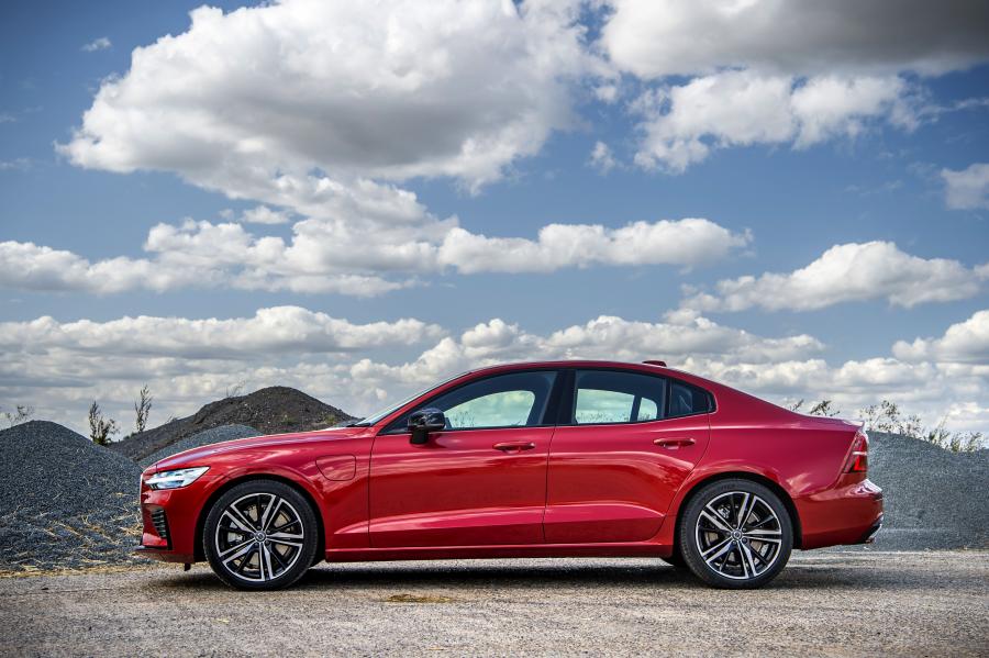  Volvo S60 T8 R-Design 2019 года  (UK) (фото 19 из 40)